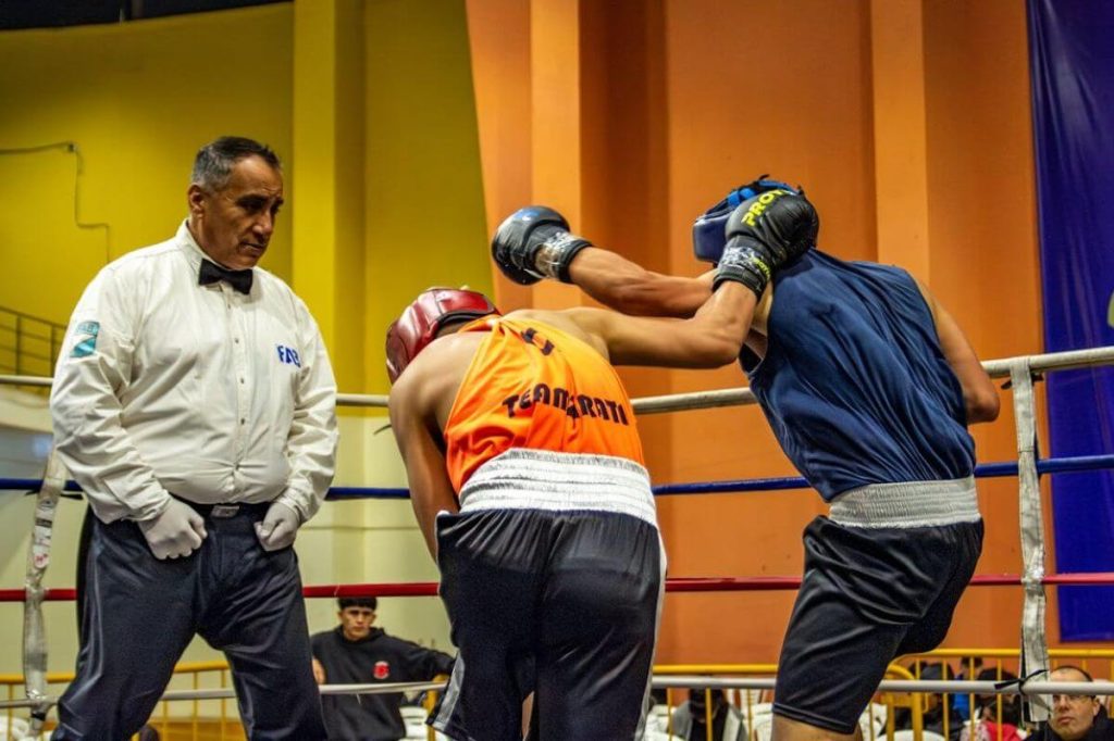 pourquoi les arbitres de boxe portent des gants
